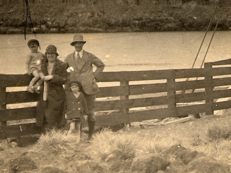 Detail, Meggie Peters with Pete, Vina and the foreman, Mr Crawford